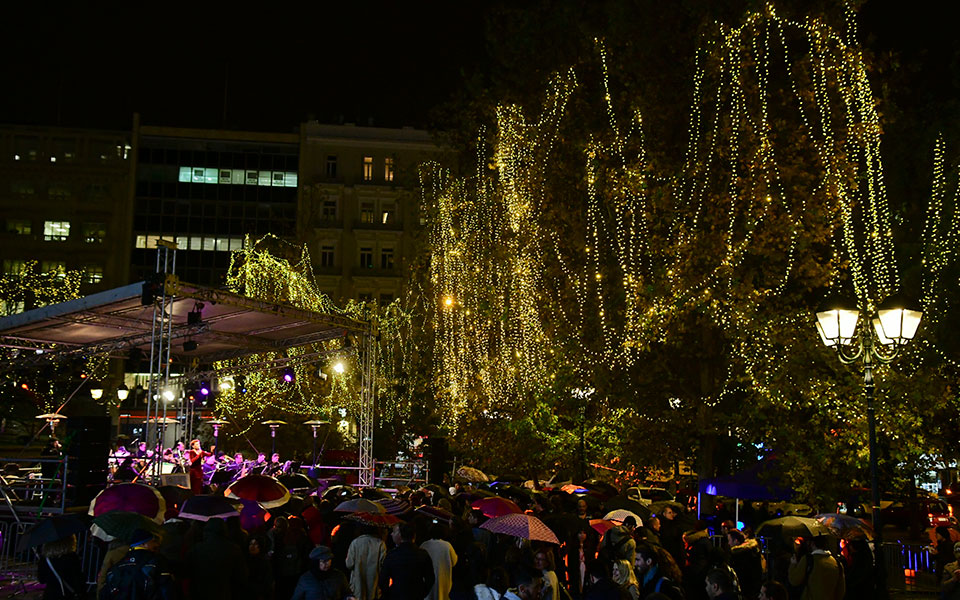 Φωταγωγήθηκε τo χριστουγεννιάτικο δέντρο στην πλατεία Συντάγματος (φωτογραφίες)-3