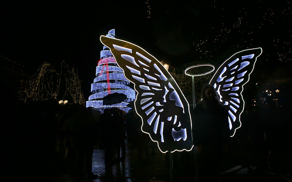 Φωταγωγήθηκε τo χριστουγεννιάτικο δέντρο στην πλατεία Συντάγματος (φωτογραφίες)-2