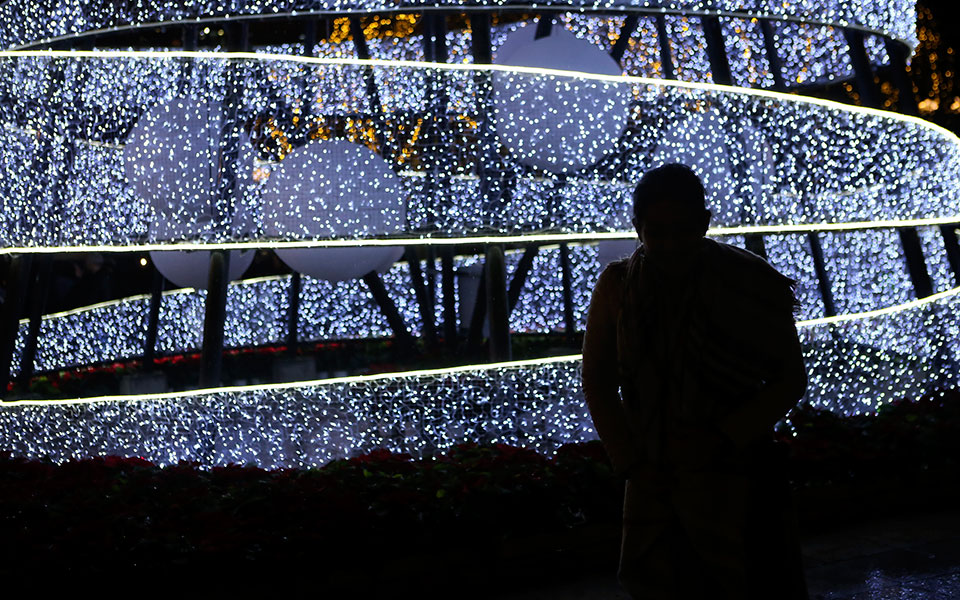 Φωταγωγήθηκε τo χριστουγεννιάτικο δέντρο στην πλατεία Συντάγματος (φωτογραφίες)-4