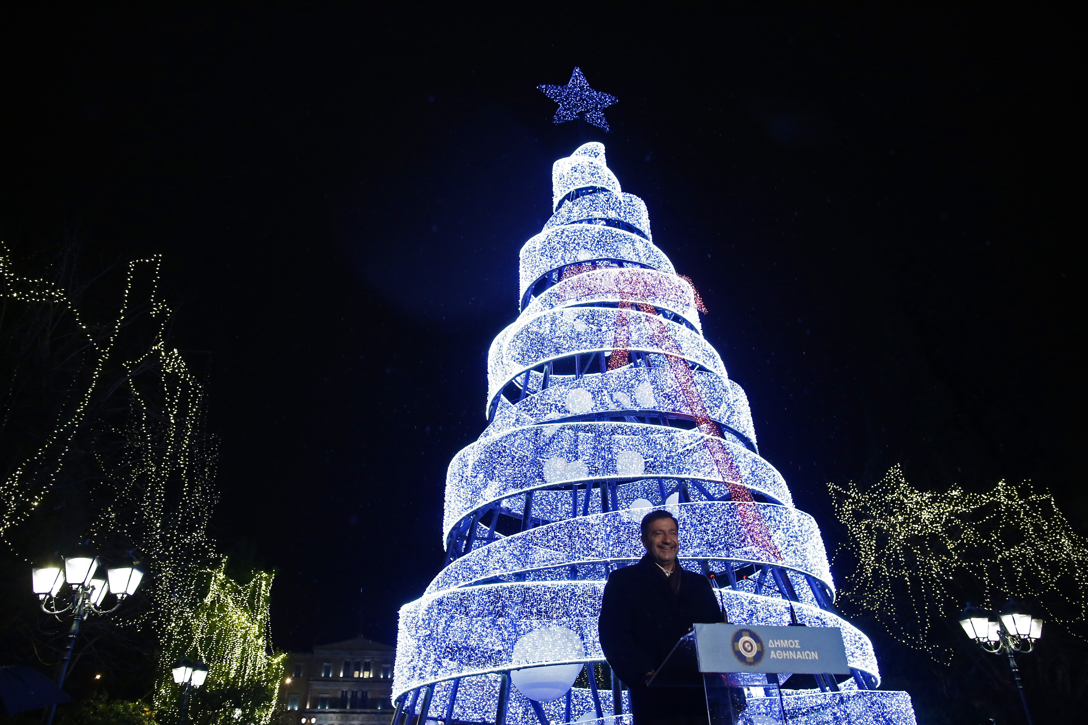 Φωταγωγήθηκε τo χριστουγεννιάτικο δέντρο στην πλατεία Συντάγματος (φωτογραφίες)-1