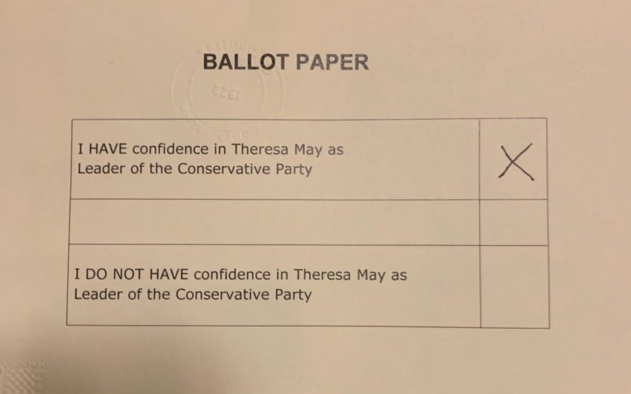 Παραμένει η Τερέζα Μέι στην ηγεσία, απορρίφθηκε η πρόταση μομφής (βίντεο)-1