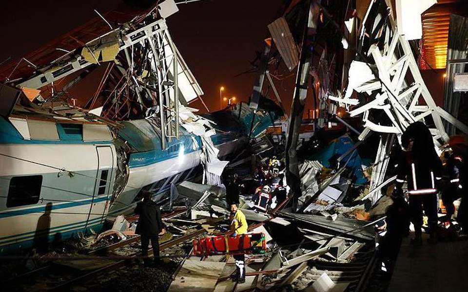 Τουλάχιστον εννέα νεκροί και 47 τραυματίες από σιδηροδρομικό δυστύχημα στην Αγκυρα (φωτογραφίες – βίντεο)-2