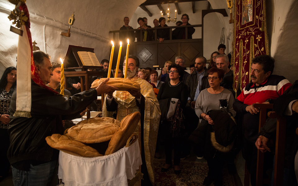 Η Παναγία στη Σίκινο μένει μόνο μία μέρα στον ναό της-1