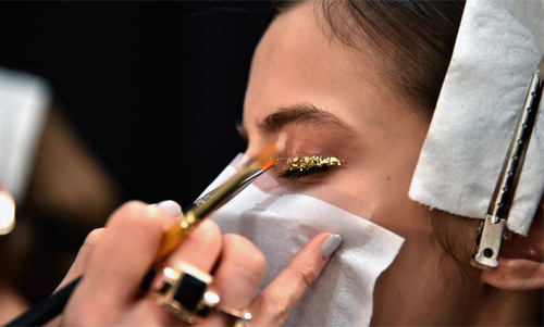 Glitter eyes: Πως να φορέσετε το πιο λαμπερό eye look αυτές τις γιορτές-1