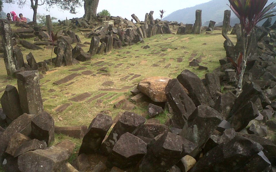 Μυστηριώδης τεράστια μεγαλιθική «πυραμίδα» 10.000 ετών θαμμένη στην Ινδονησία (φωτογραφίες)-1