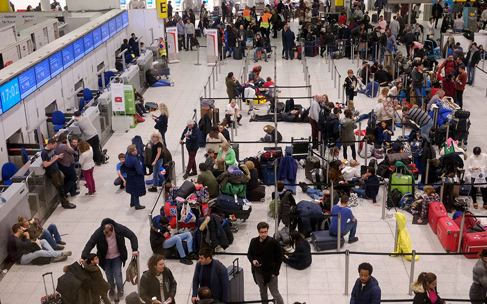 Χάος με χιλιάδες εγκλωβισμένους επιβάτες στο Γκάτγουϊκ (βίντεο – φωτογραφίες)-1