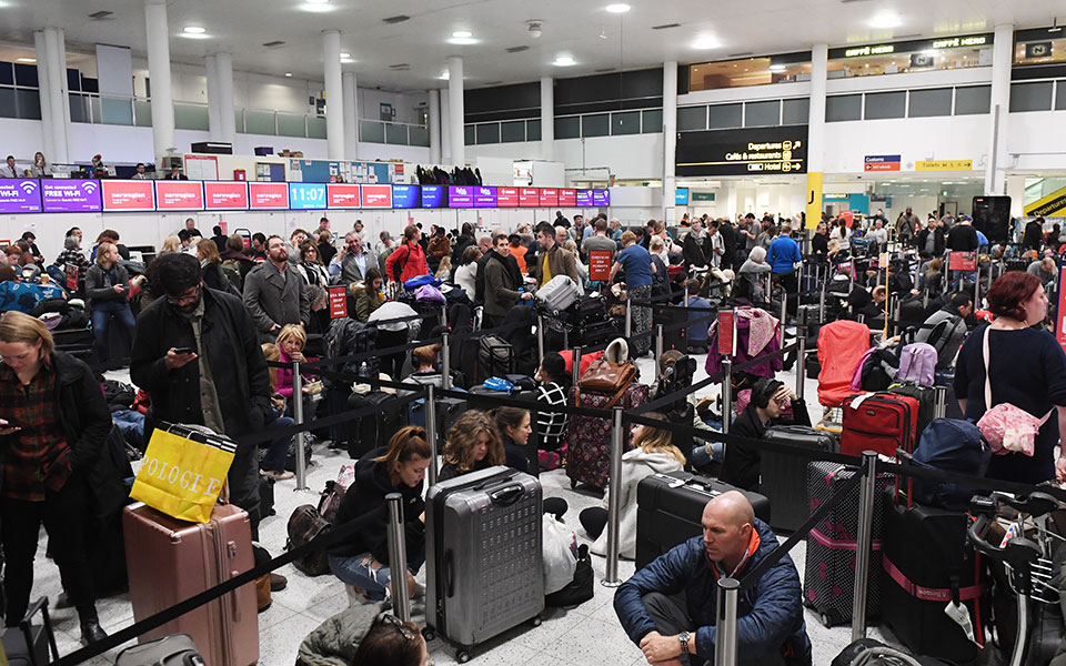 Χάος με χιλιάδες εγκλωβισμένους επιβάτες στο Γκάτγουϊκ (βίντεο – φωτογραφίες)-3