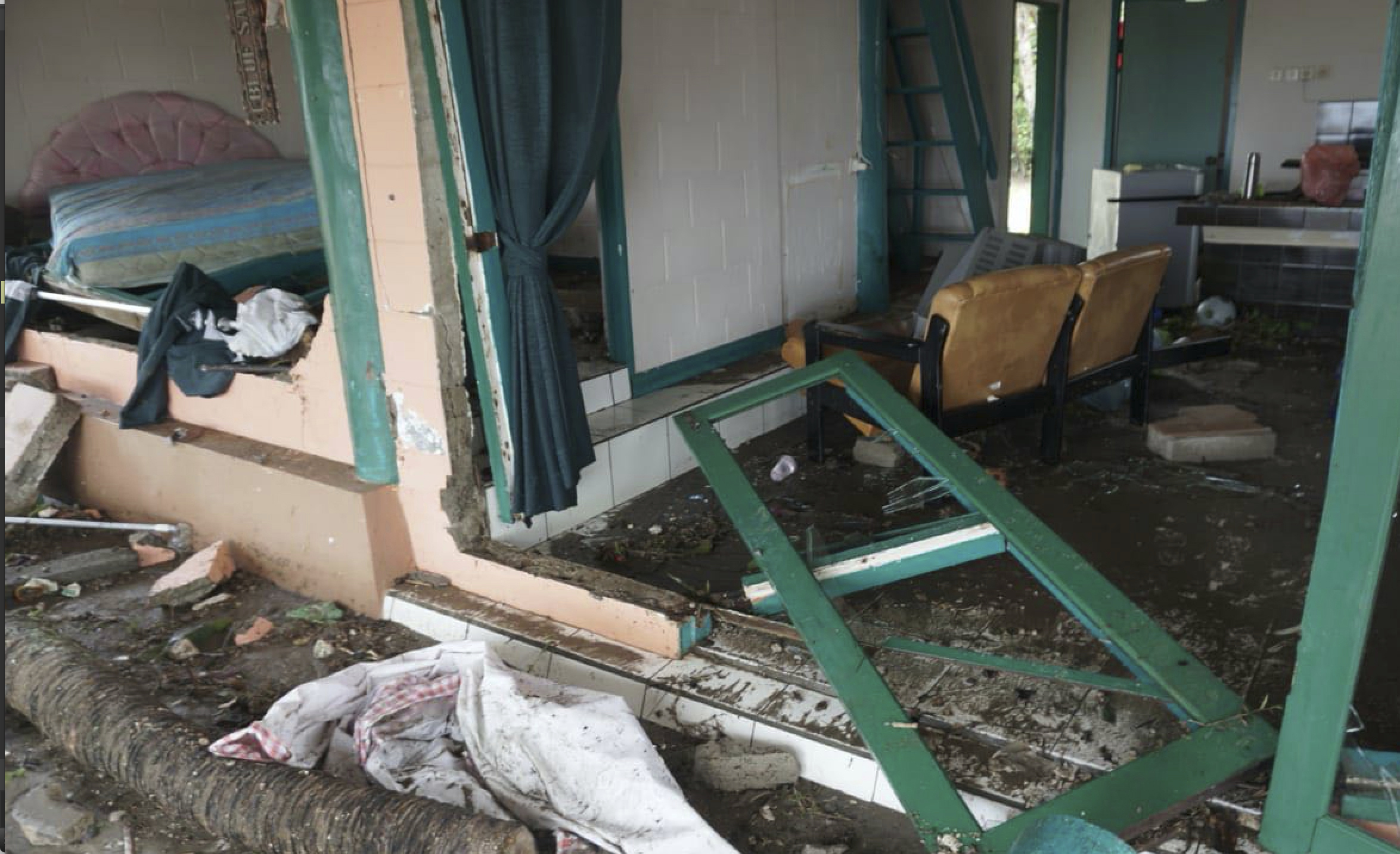 Ινδονησία: Ξεπέρασαν τους 220 οι νεκροί από το τσουνάμι μετά την έκρηξη ηφαιστείου (φωτογραφίες – βίντεο)-6