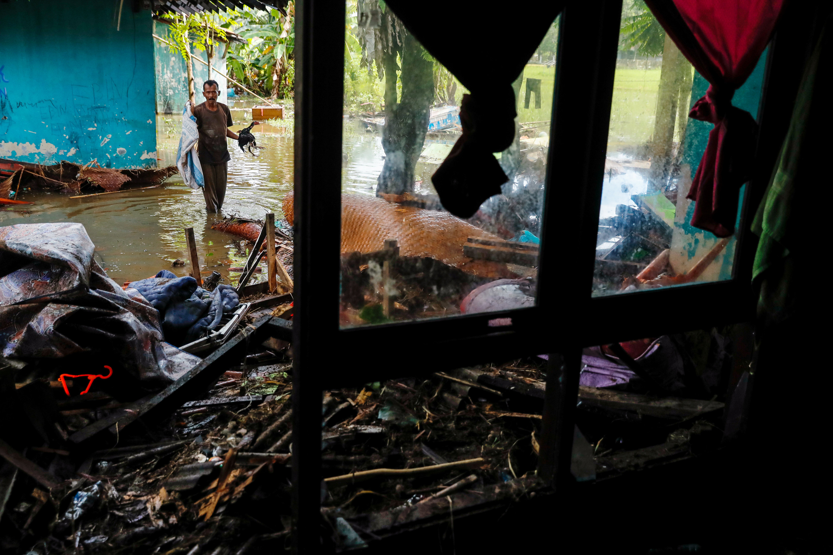 Στους 373 οι νεκροί από το τσουνάμι στην Ινδονησία-4