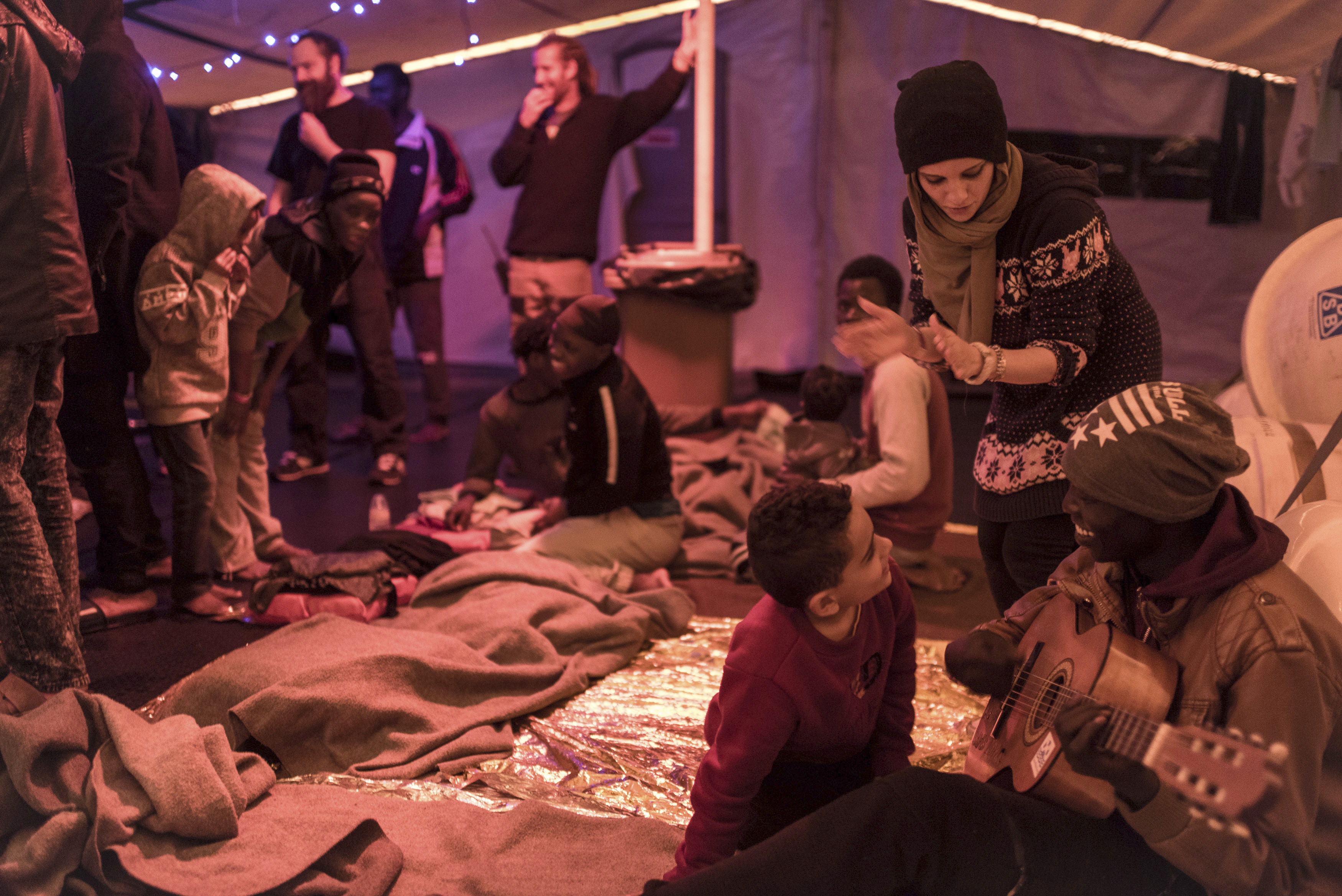 Για 6η μέρα πλέει στη Μεσόγειο το πλοίο της Sea Watch με 32 μετανάστες επιβαίνοντες (φωτογραφίες)-1