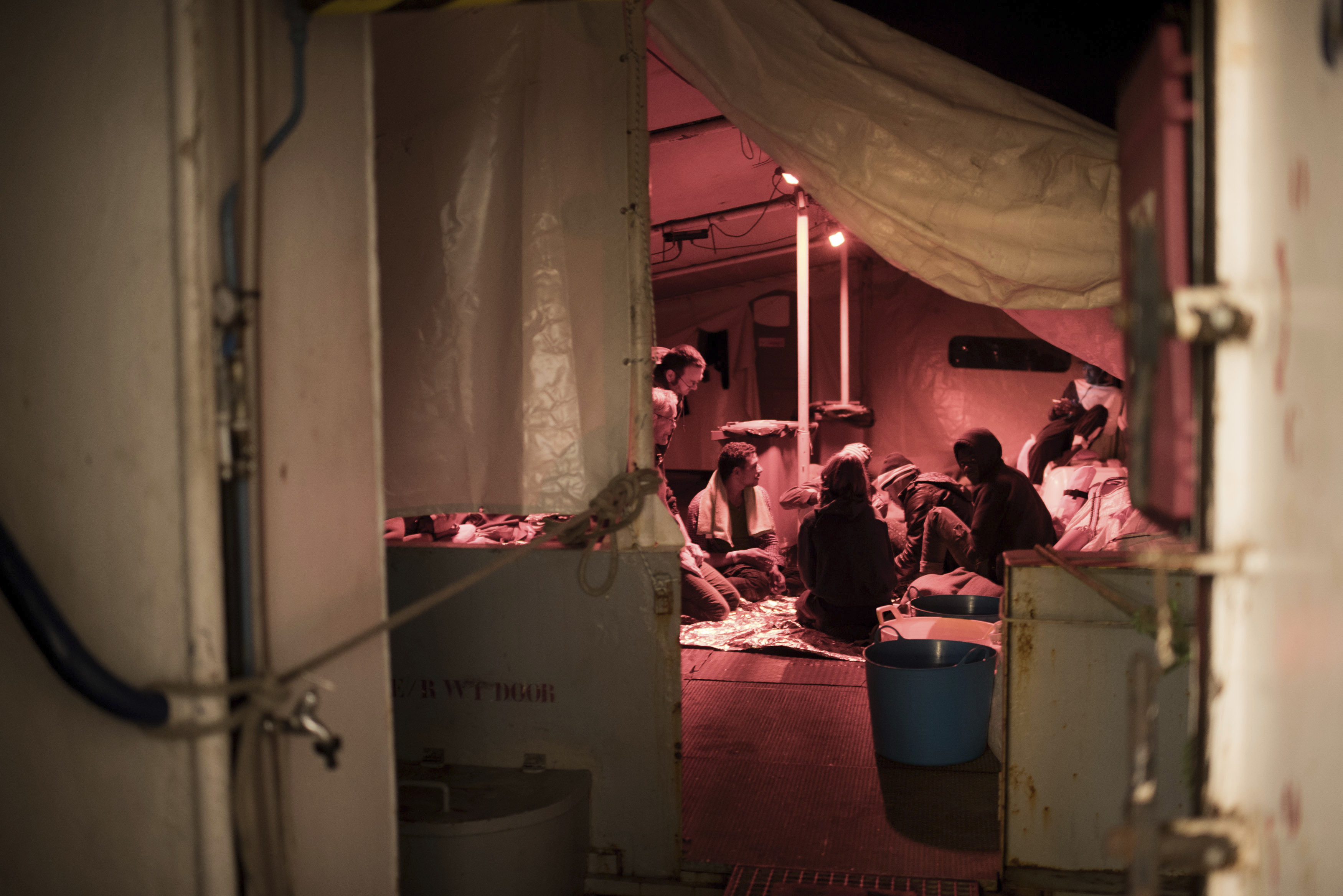 Για 6η μέρα πλέει στη Μεσόγειο το πλοίο της Sea Watch με 32 μετανάστες επιβαίνοντες (φωτογραφίες)-2