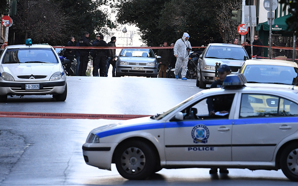 Δύο τραυματίες από έκρηξη εμπρηστικού μηχανισμού στο Κολωνάκι (φωτογραφίες)-2
