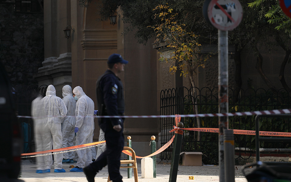 Δύο τραυματίες από έκρηξη εμπρηστικού μηχανισμού στο Κολωνάκι (φωτογραφίες)-1