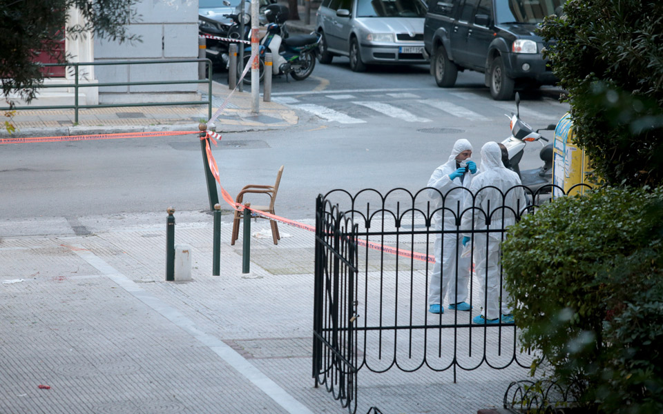 Δύο τραυματίες από έκρηξη εμπρηστικού μηχανισμού στο Κολωνάκι (φωτογραφίες)-3