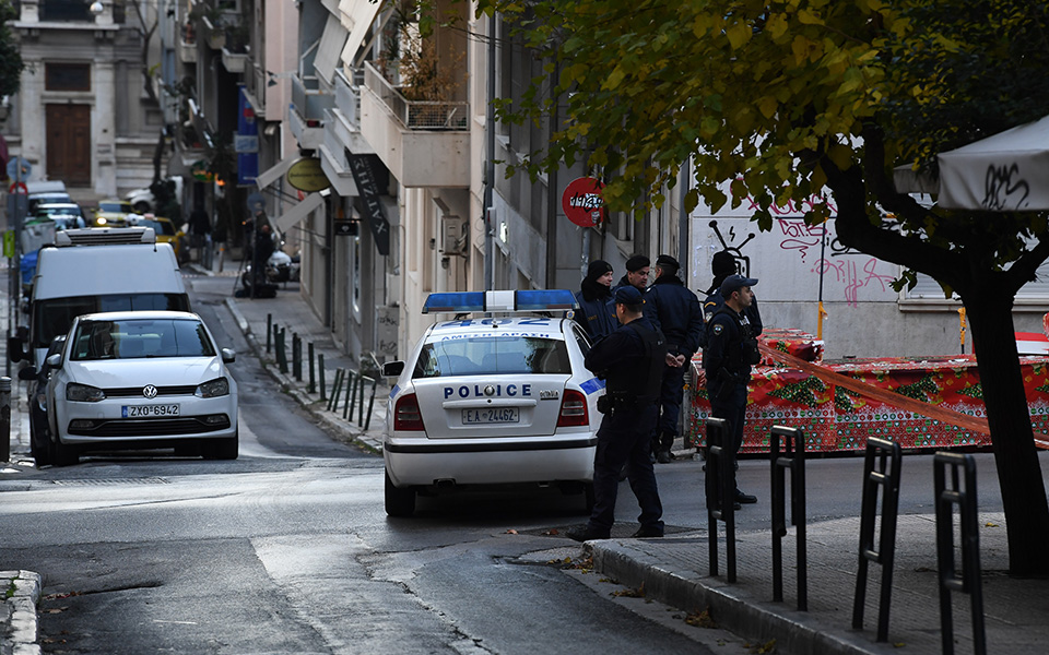 Δύο τραυματίες από έκρηξη εμπρηστικού μηχανισμού στο Κολωνάκι (φωτογραφίες)-4