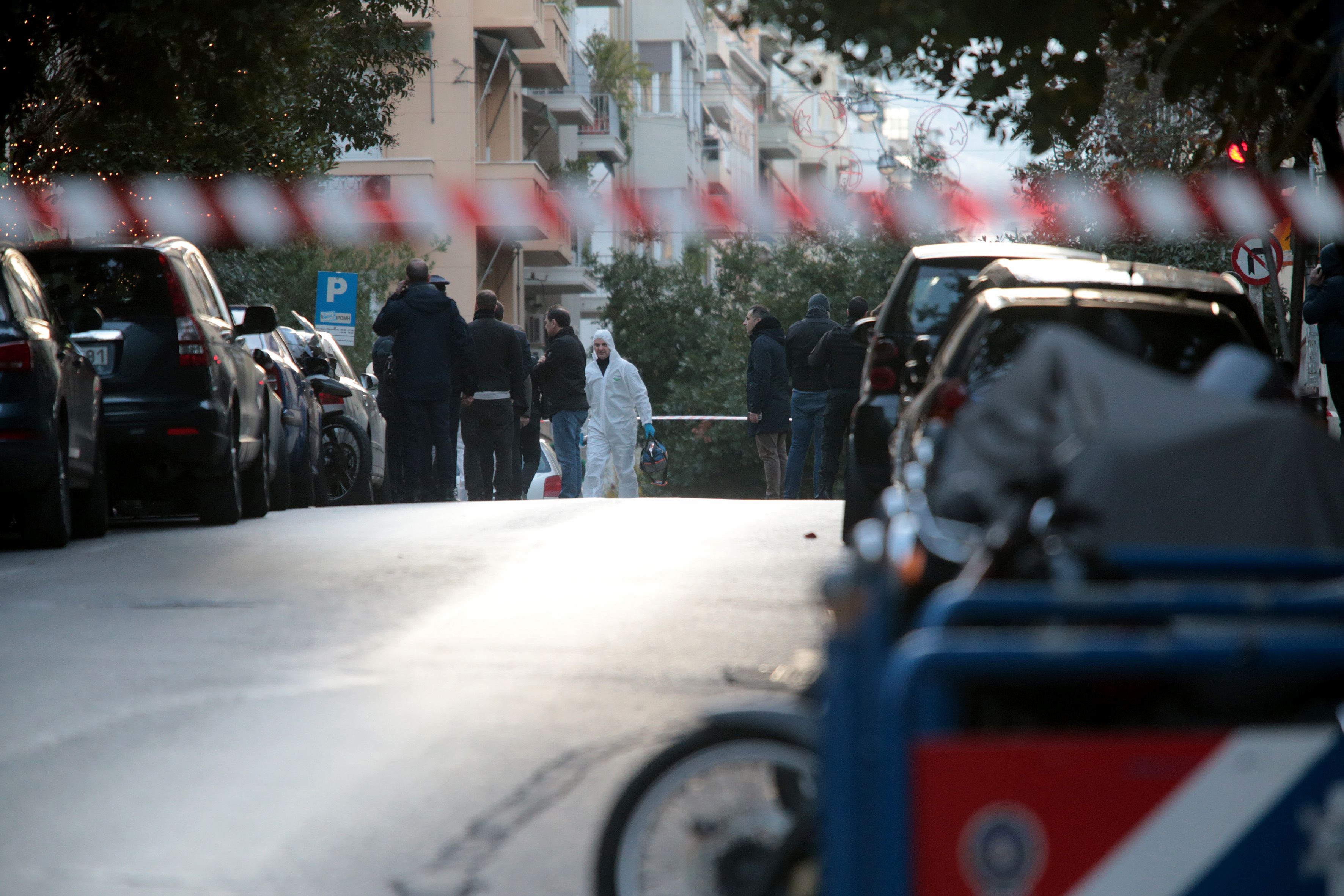 Δύο τραυματίες από έκρηξη εμπρηστικού μηχανισμού στο Κολωνάκι (φωτογραφίες)-5