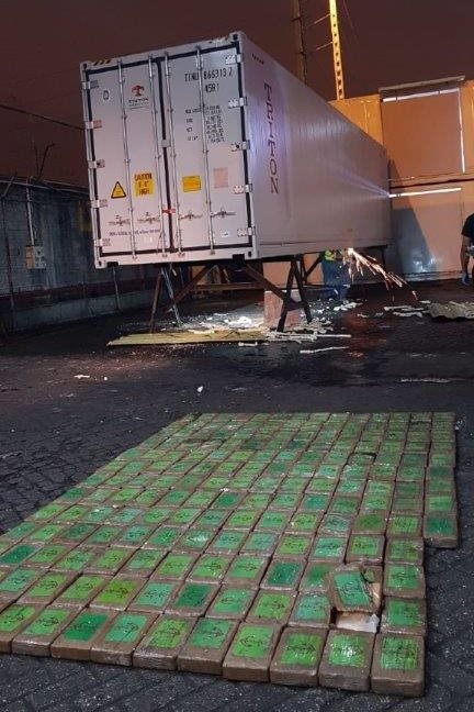 Διεθνές κύκλωμα σκληρών ναρκωτικών διακινούσε με εμπορικά πλοία μέσω Ελλάδας κοκαΐνη και ηρωίνη (φωτογραφίες)-1