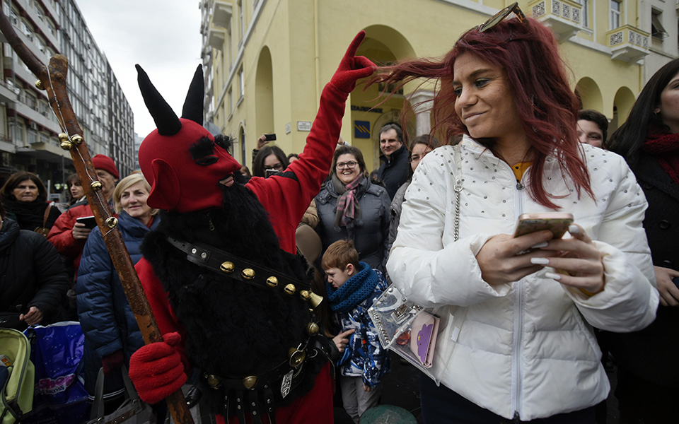 Μωμόγεροι, σουβλάκια και αγιοβασίληδες στους δρόμους της Θεσσαλονίκης (φωτογραφίες)-6