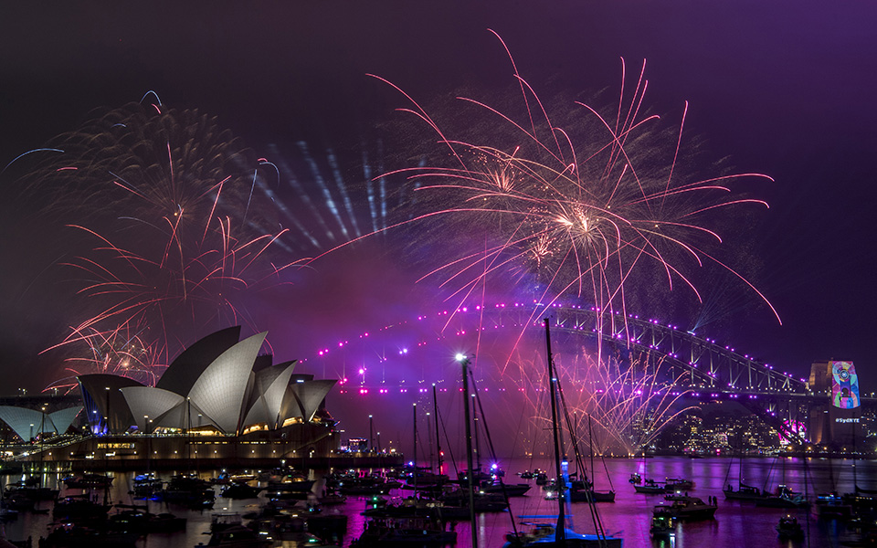 Ο εορτασμός της Πρωτοχρονιάς στην Αθήνα και σε άλλες μεγάλες πόλεις του κόσμου (βίντεο – φωτογραφίες)-7