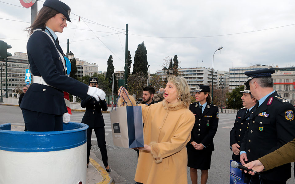 Εικόνες από το παρελθόν σε Αθήνα και Θεσσαλονίκη – Τροχονόμοι σε «βαρέλια» ρυθμίζουν την κίνηση (φωτογραφίες)-1