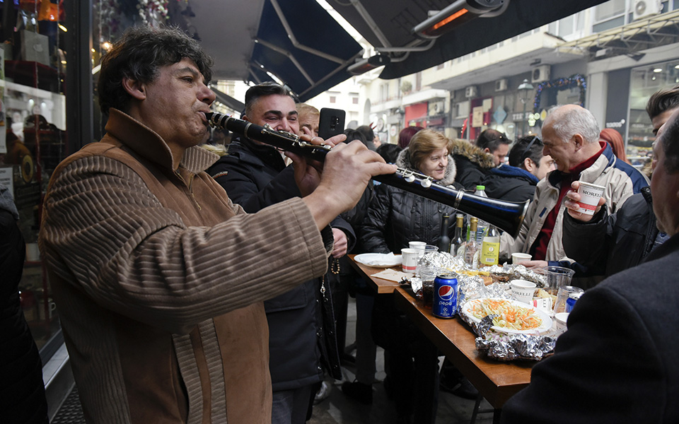 Μωμόγεροι, σουβλάκια και αγιοβασίληδες στους δρόμους της Θεσσαλονίκης (φωτογραφίες)-3