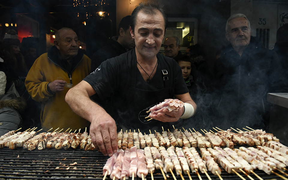 Μωμόγεροι, σουβλάκια και αγιοβασίληδες στους δρόμους της Θεσσαλονίκης (φωτογραφίες)-4
