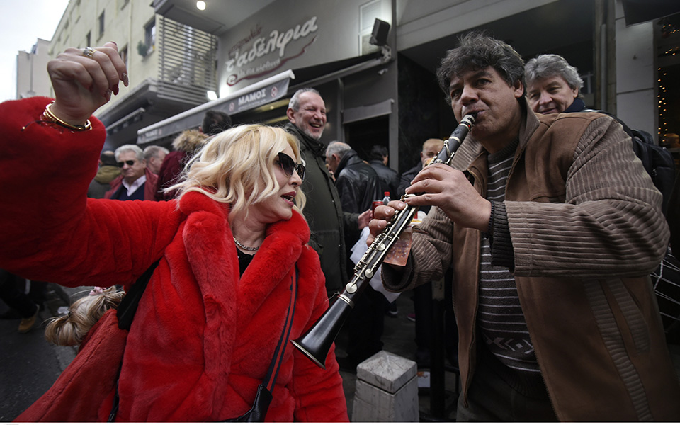 Μωμόγεροι, σουβλάκια και αγιοβασίληδες στους δρόμους της Θεσσαλονίκης (φωτογραφίες)-1