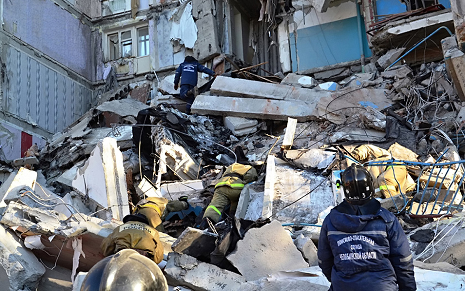Μάχη με τον χρόνο για δεκάδες αγνοούμενους στα συντρίμμια πολυκατοικίας στη Ρωσία – Στο σημείο ο Πούτιν-2