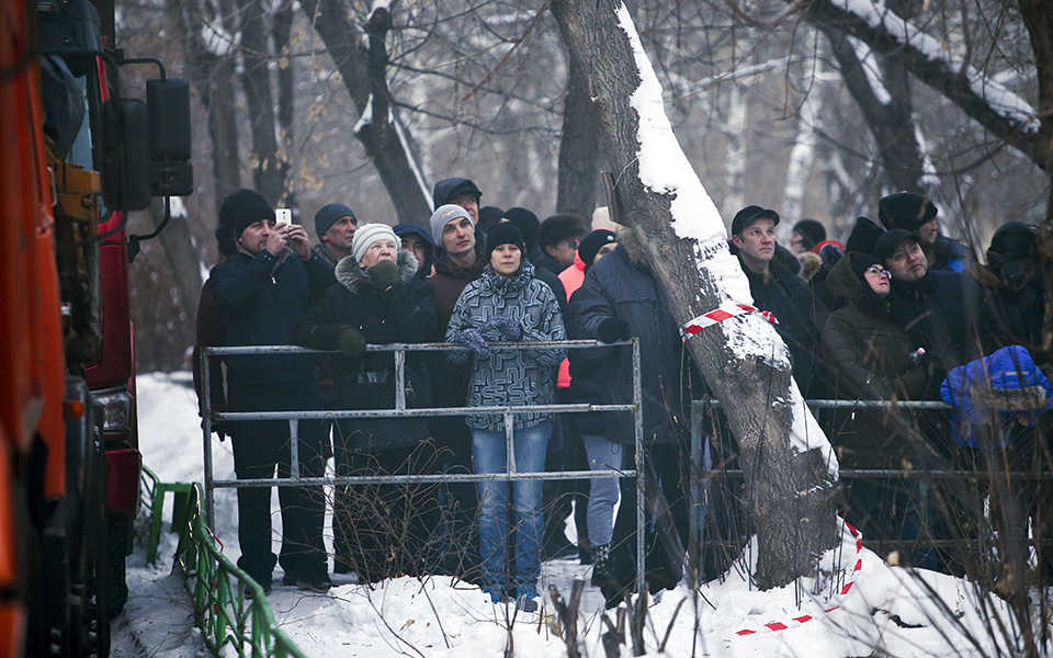 Μάχη με τον χρόνο για δεκάδες αγνοούμενους στα συντρίμμια πολυκατοικίας στη Ρωσία – Στο σημείο ο Πούτιν-1