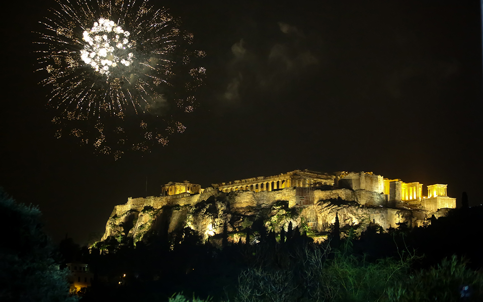 Ο εορτασμός της Πρωτοχρονιάς στην Αθήνα και σε άλλες μεγάλες πόλεις του κόσμου (βίντεο – φωτογραφίες)-1