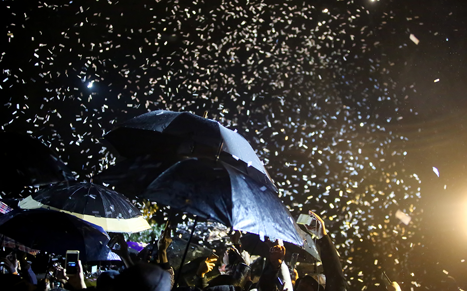 Ο εορτασμός της Πρωτοχρονιάς στην Αθήνα και σε άλλες μεγάλες πόλεις του κόσμου (βίντεο – φωτογραφίες)-2