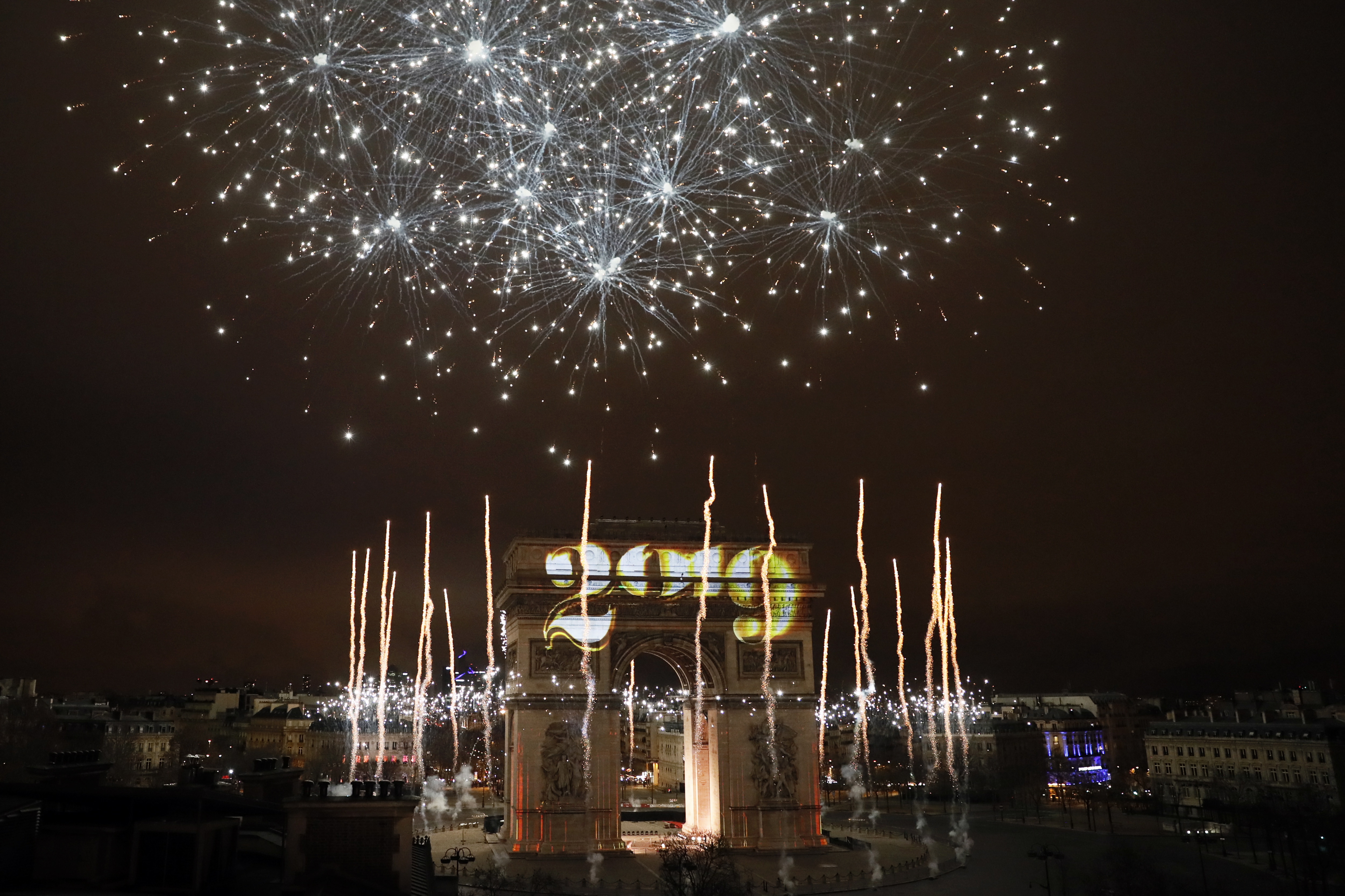 Ο εορτασμός της Πρωτοχρονιάς στην Αθήνα και σε άλλες μεγάλες πόλεις του κόσμου (βίντεο – φωτογραφίες)-10