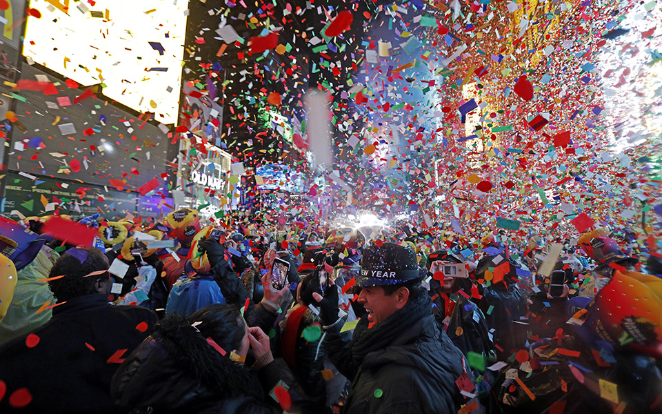 Ο εορτασμός της Πρωτοχρονιάς στην Αθήνα και σε άλλες μεγάλες πόλεις του κόσμου (βίντεο – φωτογραφίες)-9