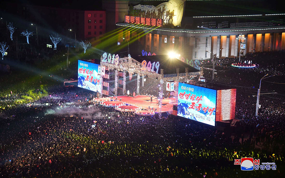 Ο εορτασμός της Πρωτοχρονιάς στην Αθήνα και σε άλλες μεγάλες πόλεις του κόσμου (βίντεο – φωτογραφίες)-12