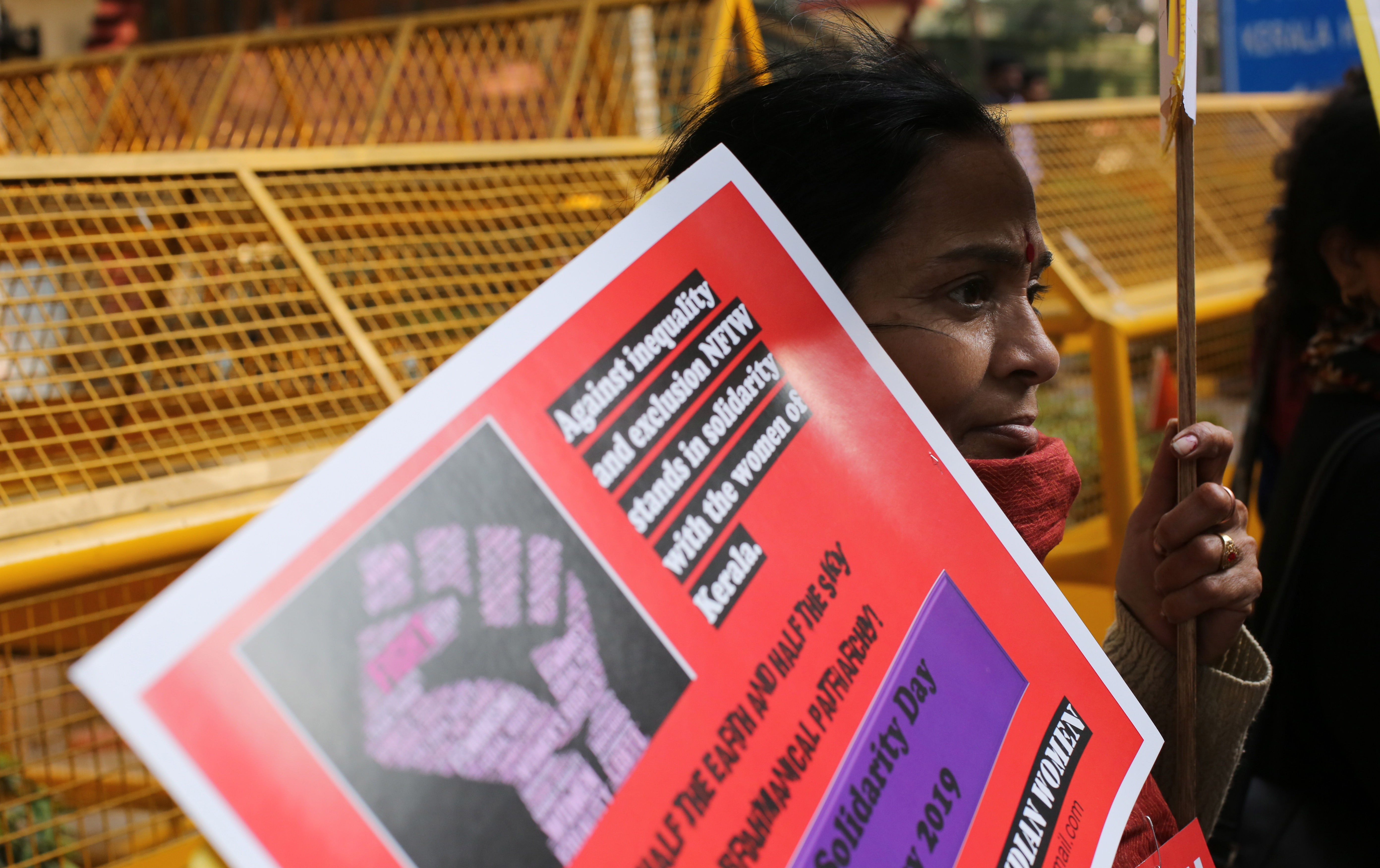 Ινδές σχημάτισαν αλυσίδα 620 χιλιομέτρων απαιτώντας σεβασμό στα δικαιώματά τους (φωτογραφίες)-3