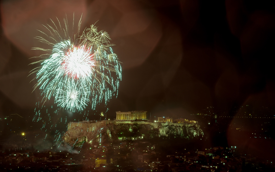 Ο εορτασμός της Πρωτοχρονιάς στην Αθήνα και σε άλλες μεγάλες πόλεις του κόσμου (βίντεο – φωτογραφίες)-3