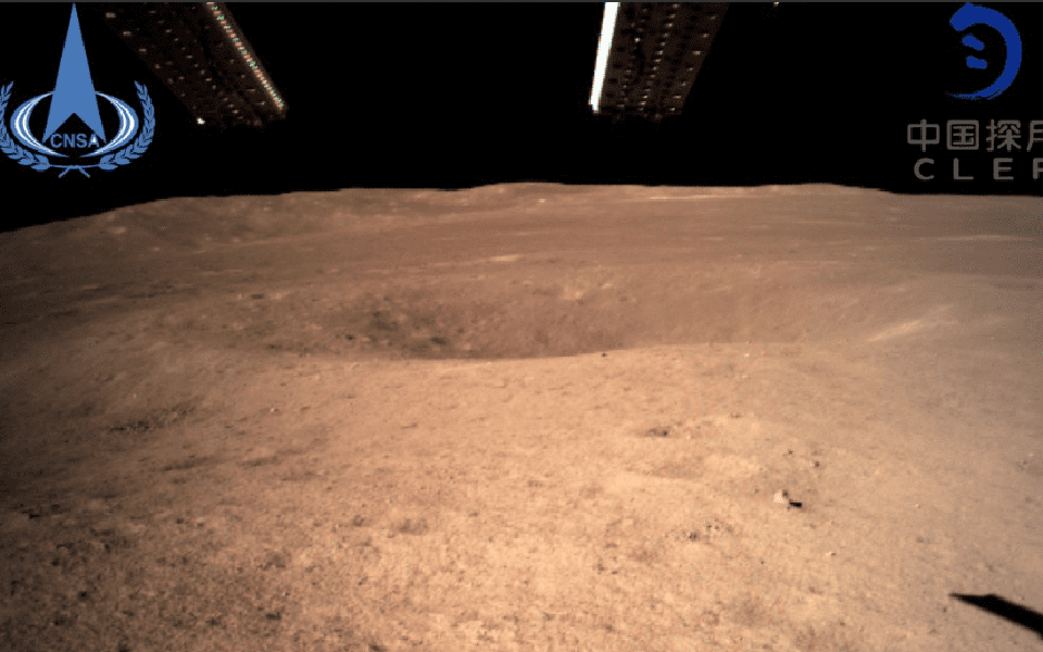 Ιστορικό διαστημικό επίτευγμα από την Κίνα: Πάτησε πρώτη στη «σκοτεινή» πλευρά του φεγγαριού (Φωτογραφία)-1