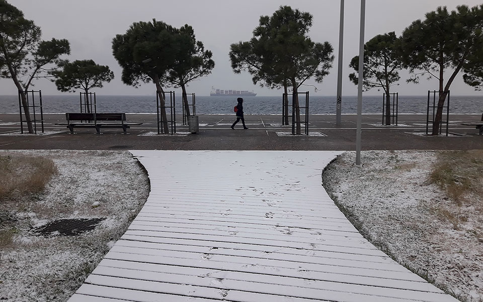 «Ντύθηκε» στα λευκά η Θεσσαλονίκη (φωτογραφίες)-1