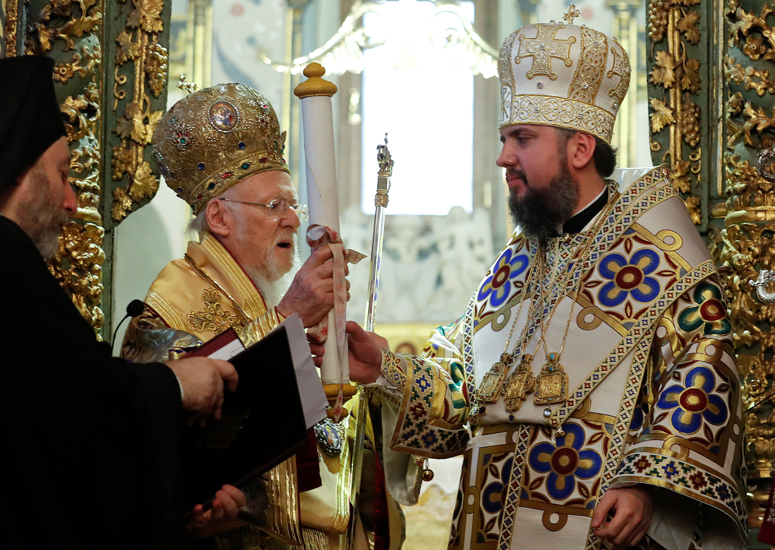 Παρέδωσε τον Τόμο της Αυτοκεφαλίας στην Εκκλησία της Ουκρανίας ο Βαρθολομαίος-1