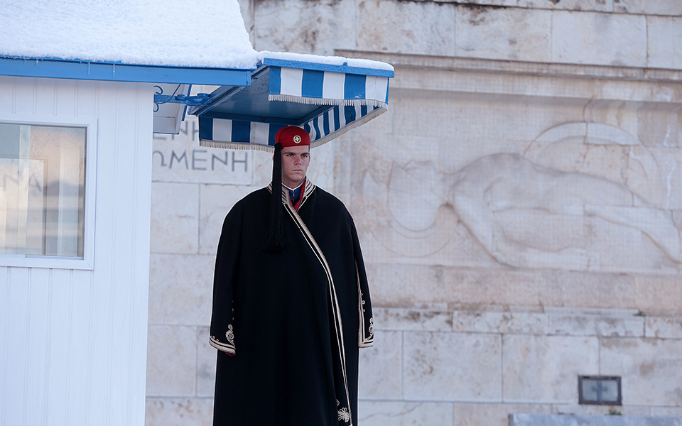 Με ψύχος και με καύσωνα οι Εύζωνοι τιμούν, αγέρωχοι, την εθνική τους αποστολή-1