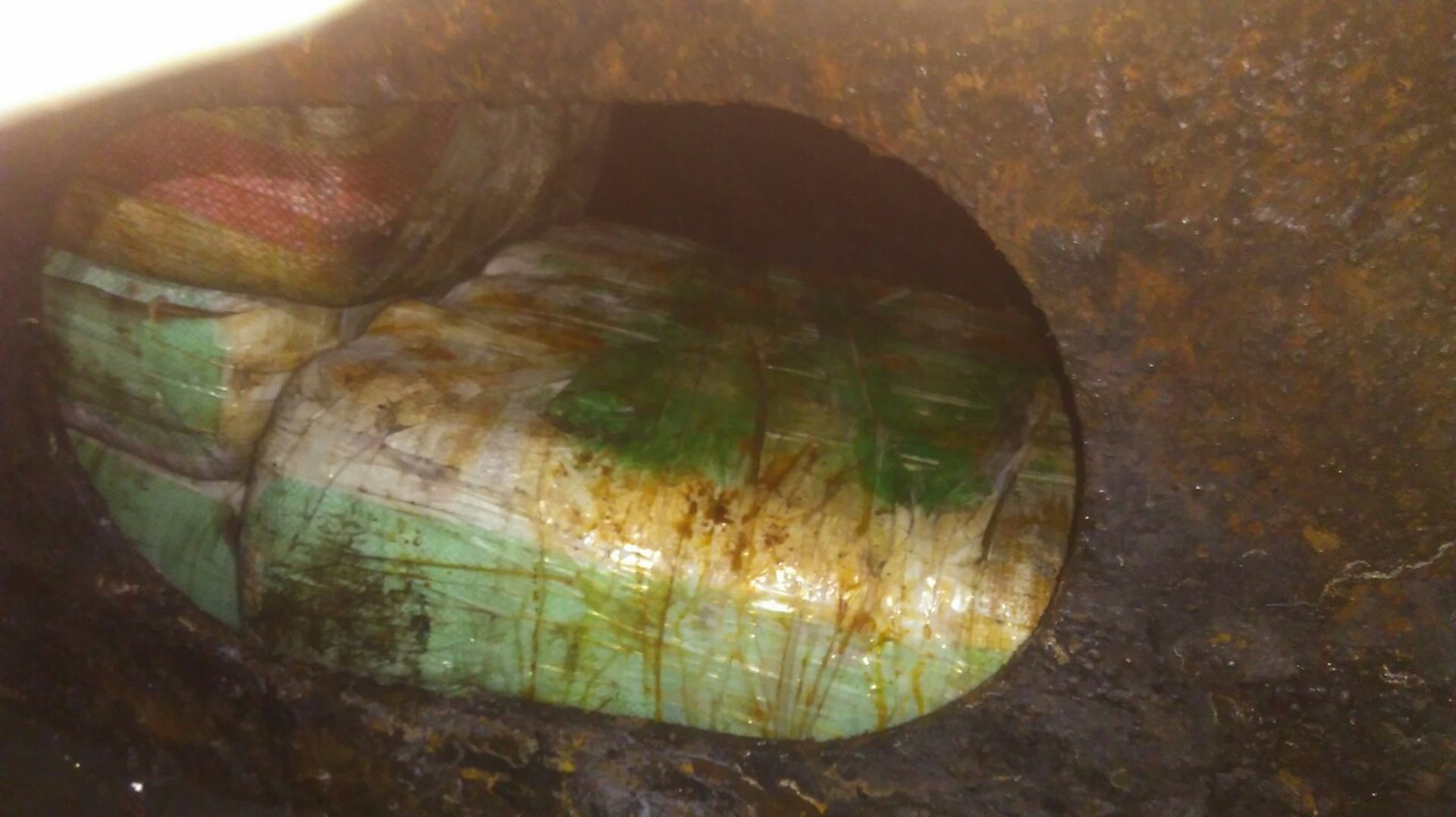 Εντοπίστηκαν ναρκωτικά αξίας 150 εκατ. ευρώ σε ρυμουλκό στην Κρήτη (φωτογραφίες)-1