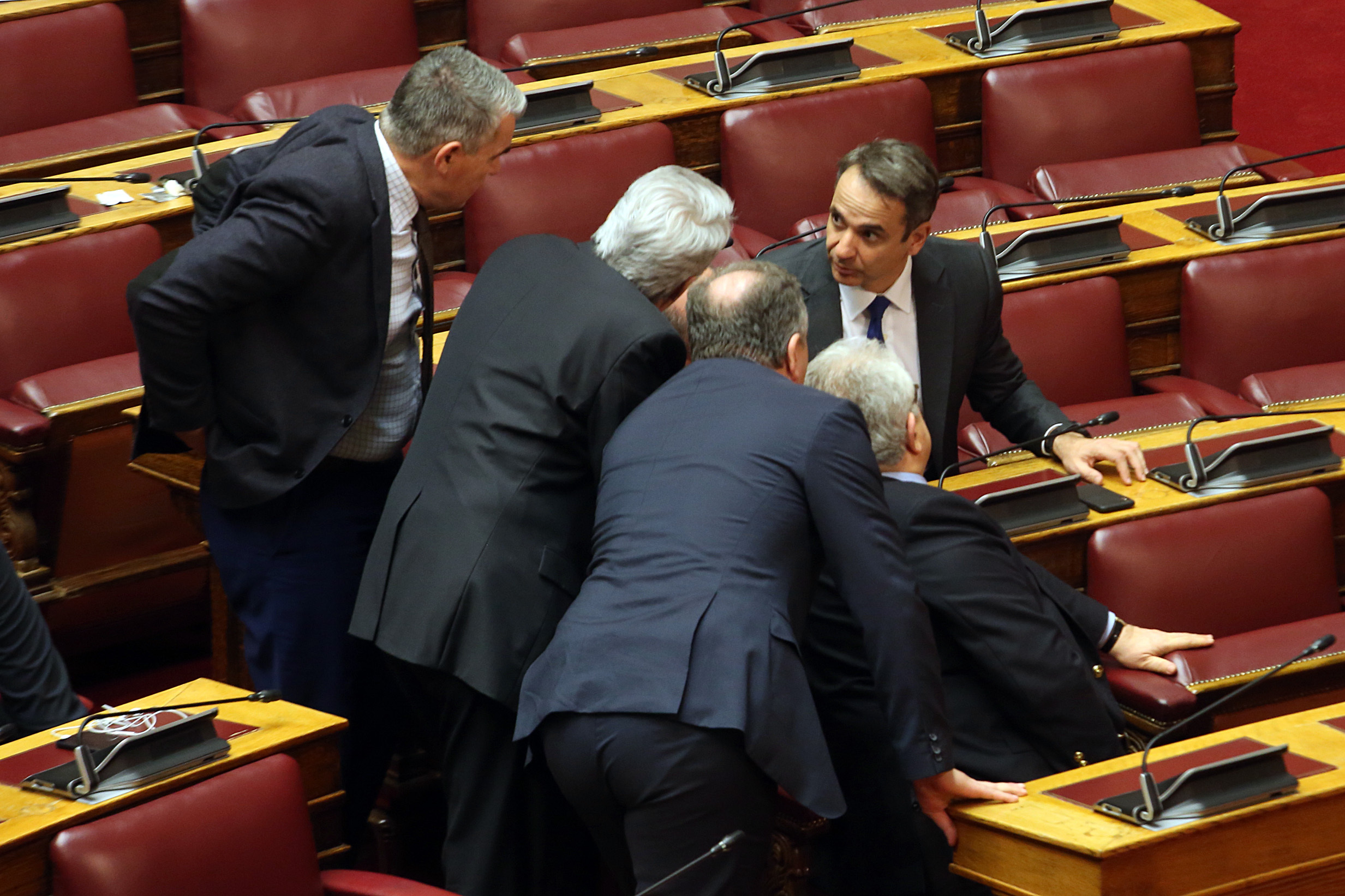 Με υψηλούς τόνους σε προεκλογικό φόντο η συζήτηση για την ψήφο εμπιστοσύνης στη Βουλή (φωτογραφίες)-3