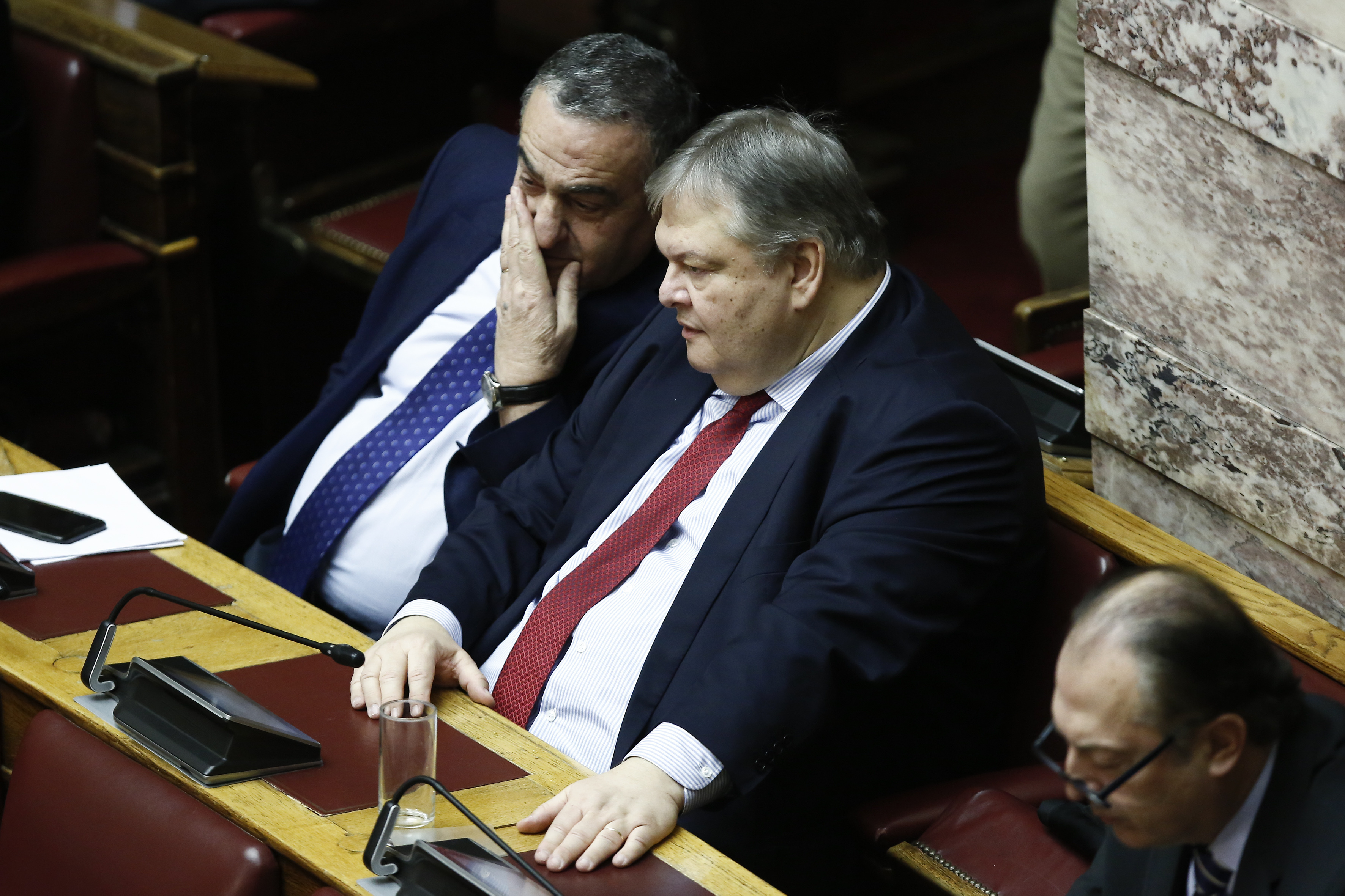 Με υψηλούς τόνους σε προεκλογικό φόντο η συζήτηση για την ψήφο εμπιστοσύνης στη Βουλή (φωτογραφίες)-9