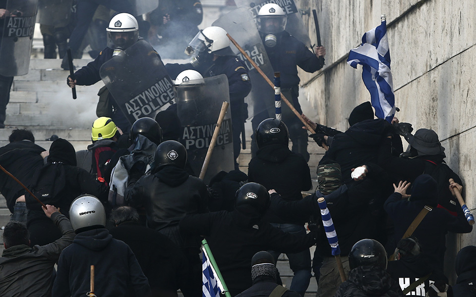 Επεισόδια και χημικά στο συλλαλητήριο στο Σύνταγμα – Επτά συλλήψεις και πέντε προσαγωγές (φωτογραφίες)-1