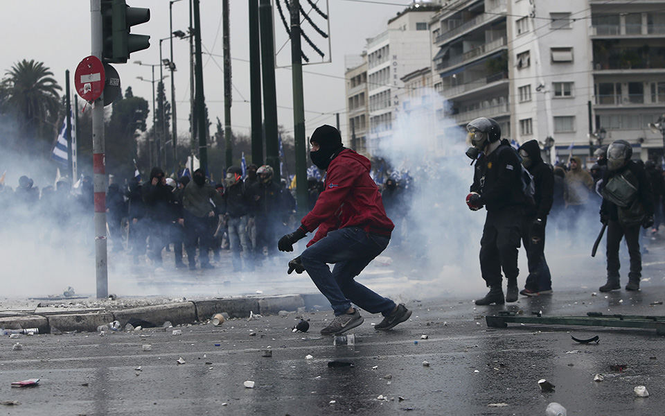 Επεισόδια και χημικά στο συλλαλητήριο στο Σύνταγμα – Επτά συλλήψεις και πέντε προσαγωγές (φωτογραφίες)-10