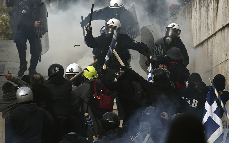 Επεισόδια και χημικά στο συλλαλητήριο στο Σύνταγμα – Επτά συλλήψεις και πέντε προσαγωγές (φωτογραφίες)-2