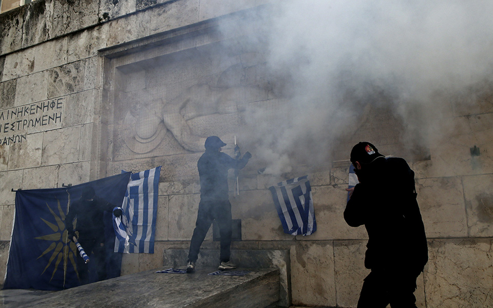 Επεισόδια και χημικά στο συλλαλητήριο στο Σύνταγμα – Επτά συλλήψεις και πέντε προσαγωγές (φωτογραφίες)-3