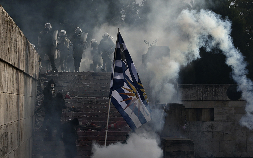 Επεισόδια και χημικά στο συλλαλητήριο στο Σύνταγμα – Επτά συλλήψεις και πέντε προσαγωγές (φωτογραφίες)-4