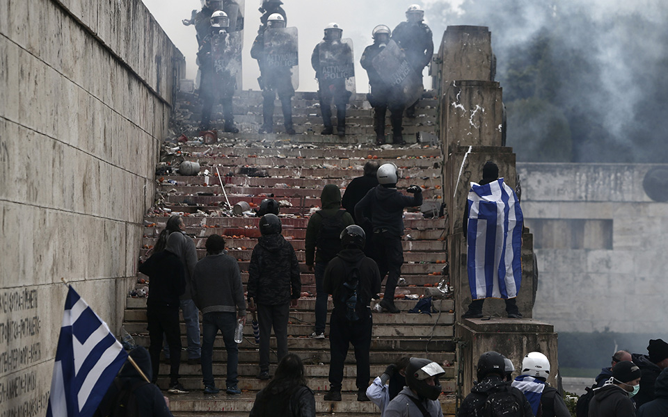 Επεισόδια και χημικά στο συλλαλητήριο στο Σύνταγμα – Επτά συλλήψεις και πέντε προσαγωγές (φωτογραφίες)-5