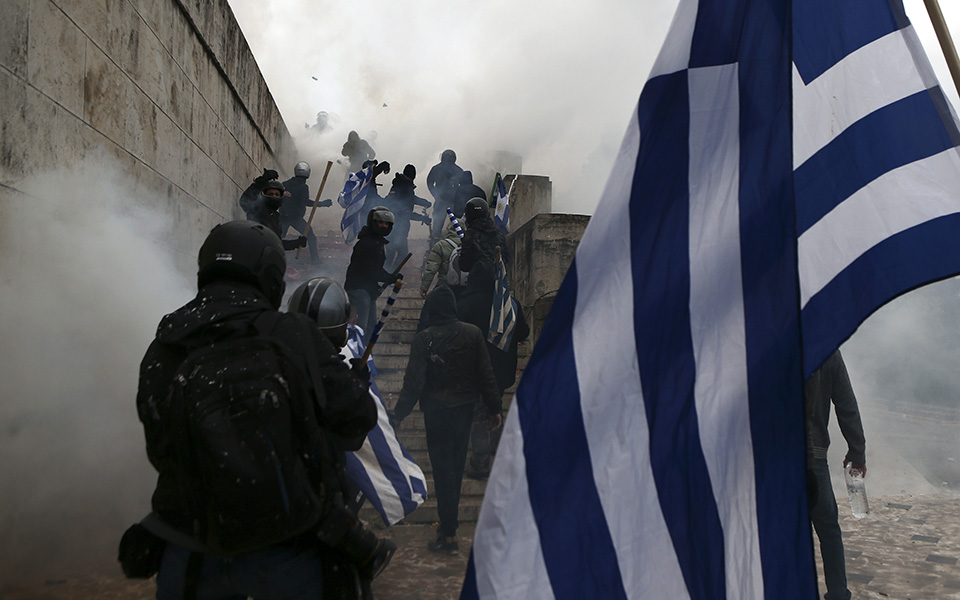 Επεισόδια και χημικά στο συλλαλητήριο στο Σύνταγμα – Επτά συλλήψεις και πέντε προσαγωγές (φωτογραφίες)-7